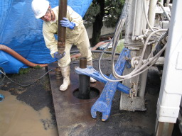 井戸掘管取り外し作業状況